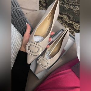 White cream flat pointy shoes with sparkling front bows  size 10